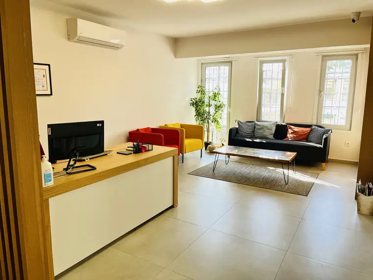 Muayenehanenin bekleme alanı ve karşılama bankosu